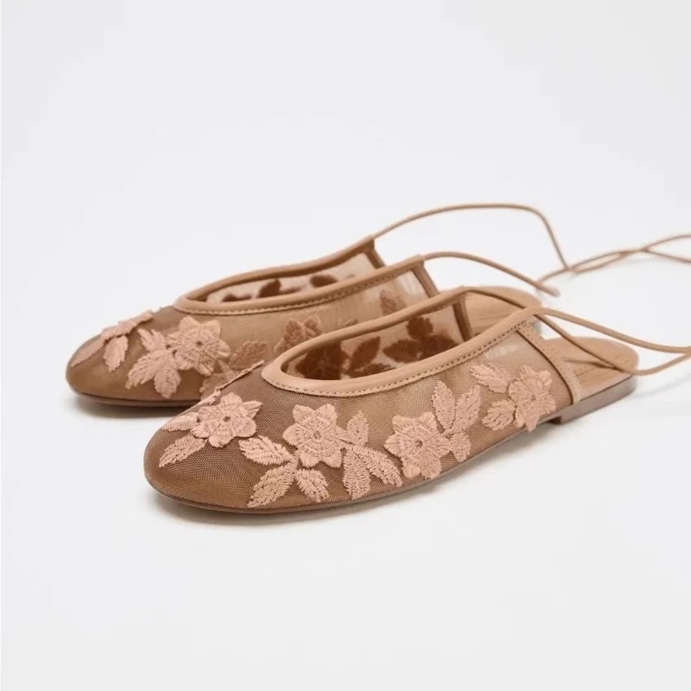 LACED MESH
EMBROIDERED BALLET
FLAT
9 | BEIGE